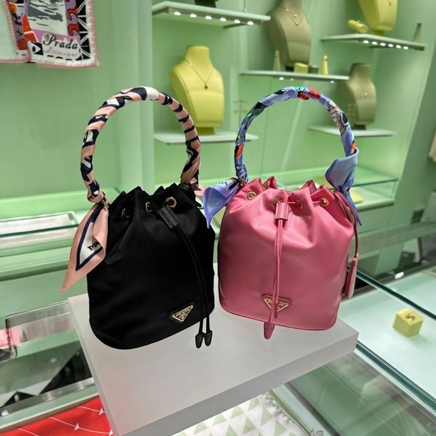 Prada Re-Edition 1BE067 迷你再生尼龍1978 水桶包 粉色《當季專櫃正售★全新商品 》-5