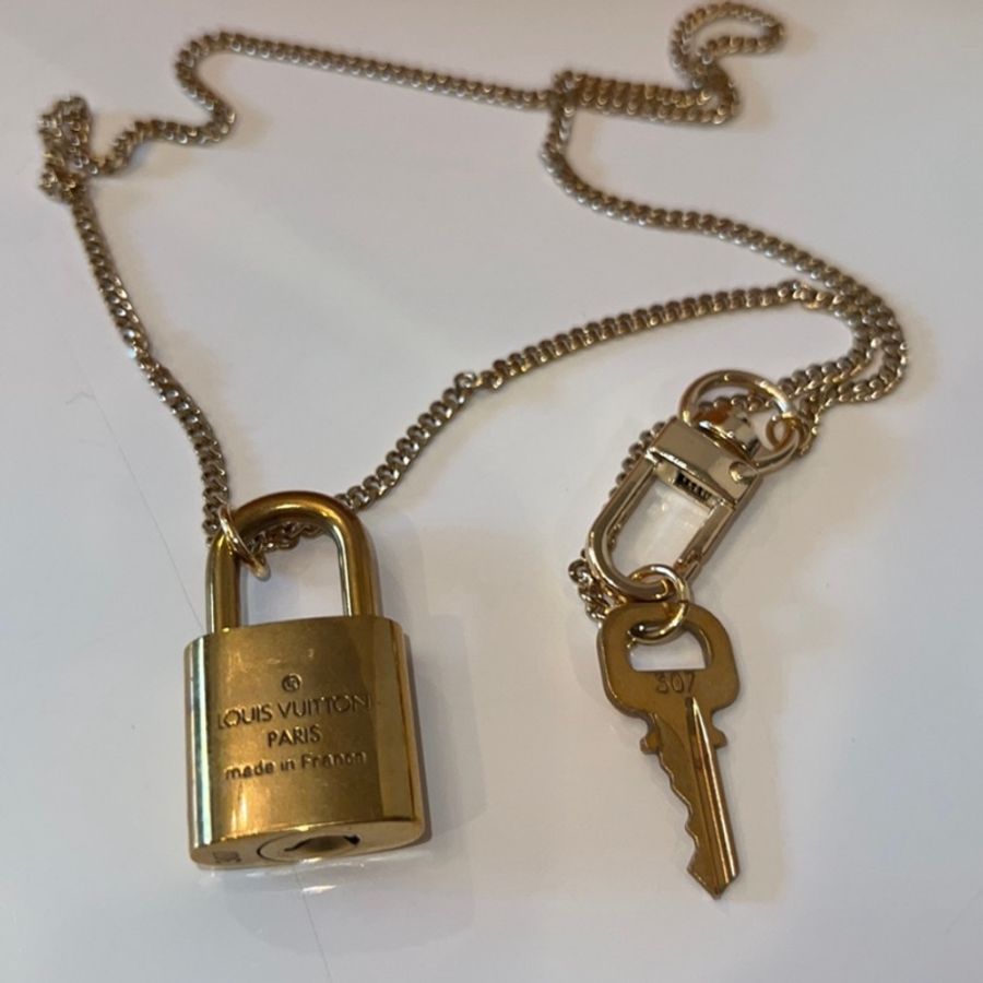 🔥🔥🔥100% Authentic Louis Vuitton Lock Necklace-15