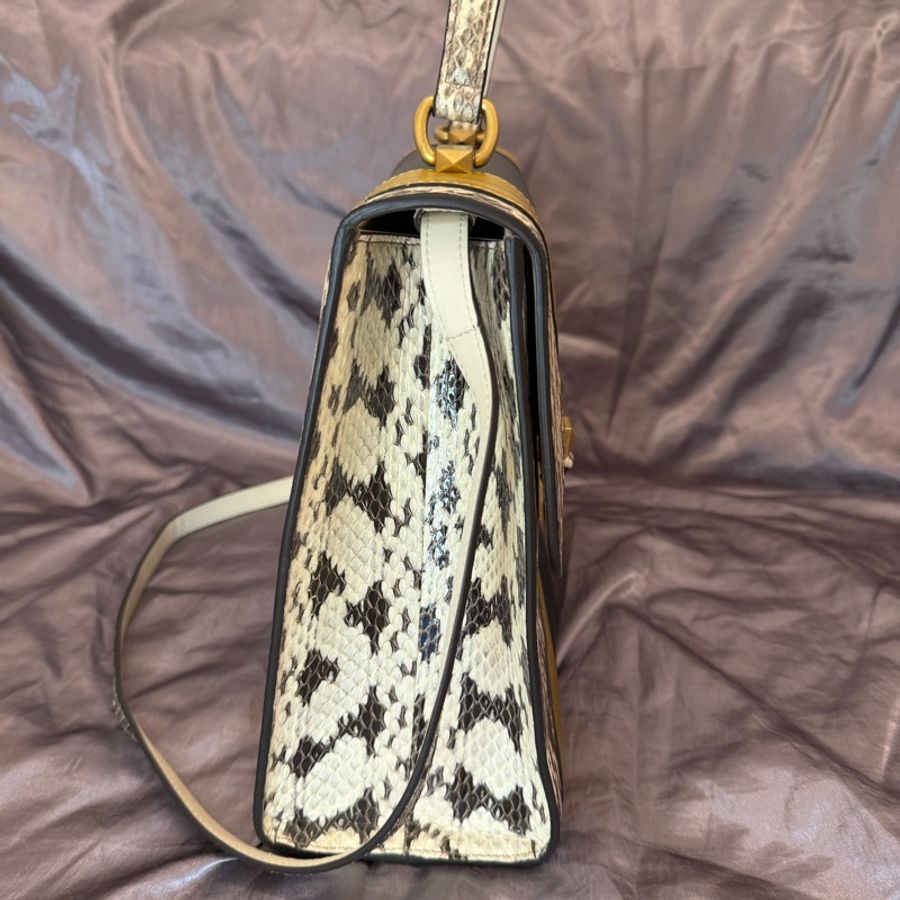 「JL精品代購」9新Gucci蟒蛇皮黑金雙色金鍊虎頭包-20