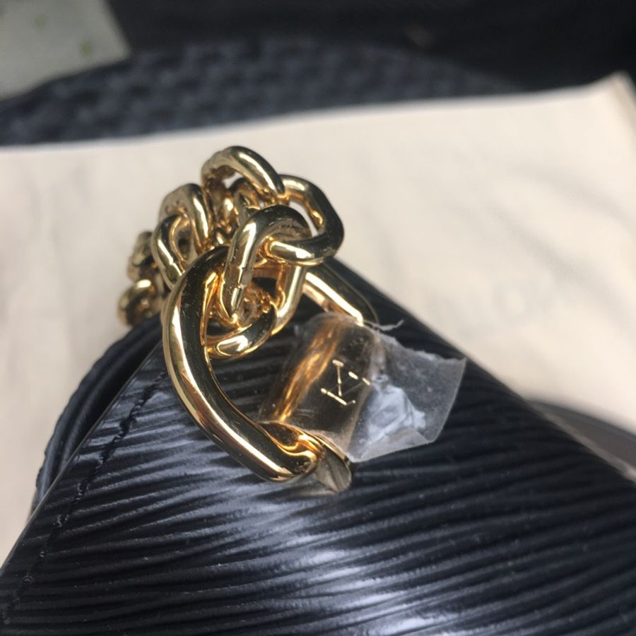 LOUIS VUITTON 經典百搭金鍊黑色 EPI TWIST-2
