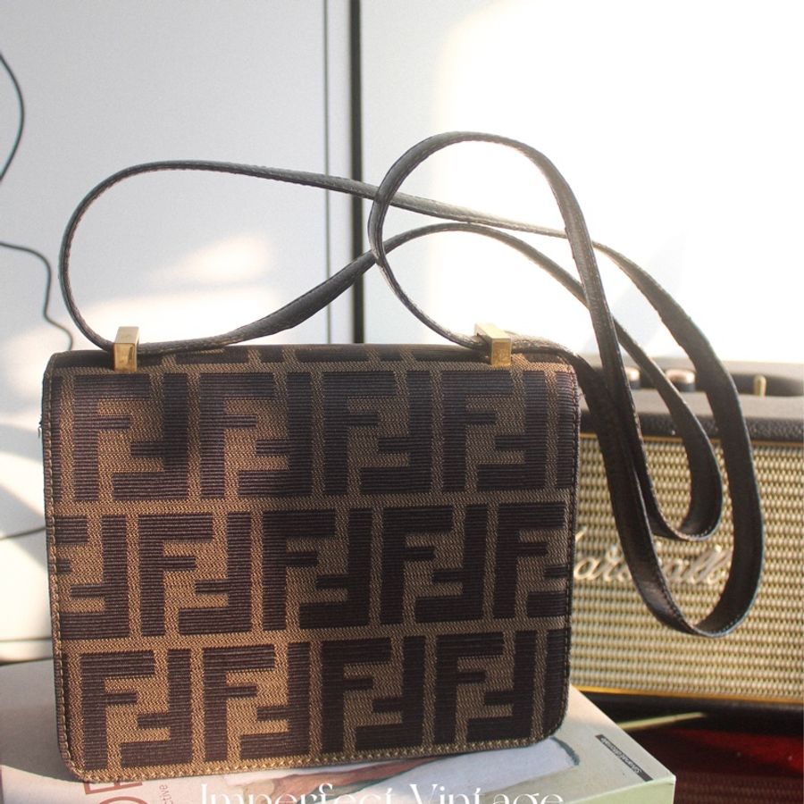 大降價‼️Fendi mini Constance-9