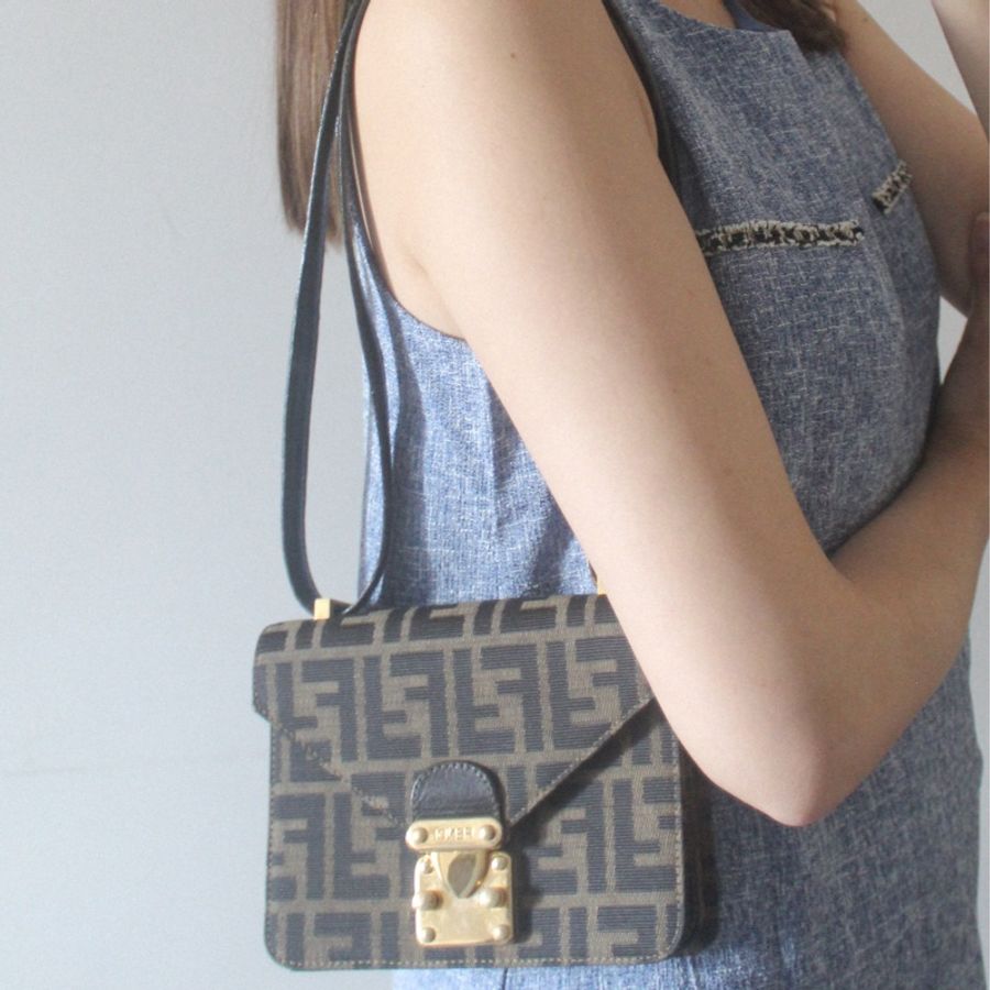大降價‼️Fendi mini Constance-18