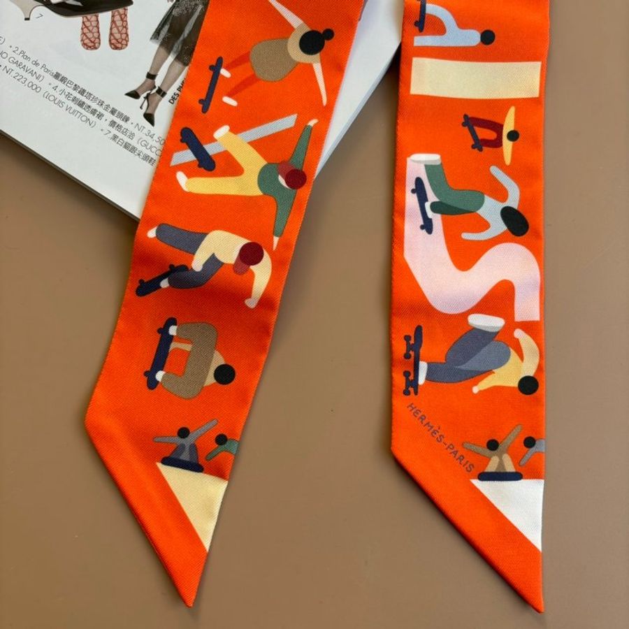 ::HERMES:: Figures Libres橘滑板人絲巾TWILLY 單條-3