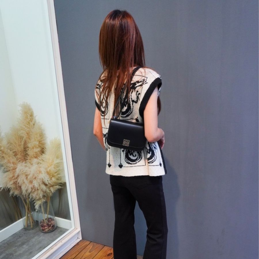 Loewe 展示品 Goya 金logo小牛皮磁吸斜背包-小(黑)-0