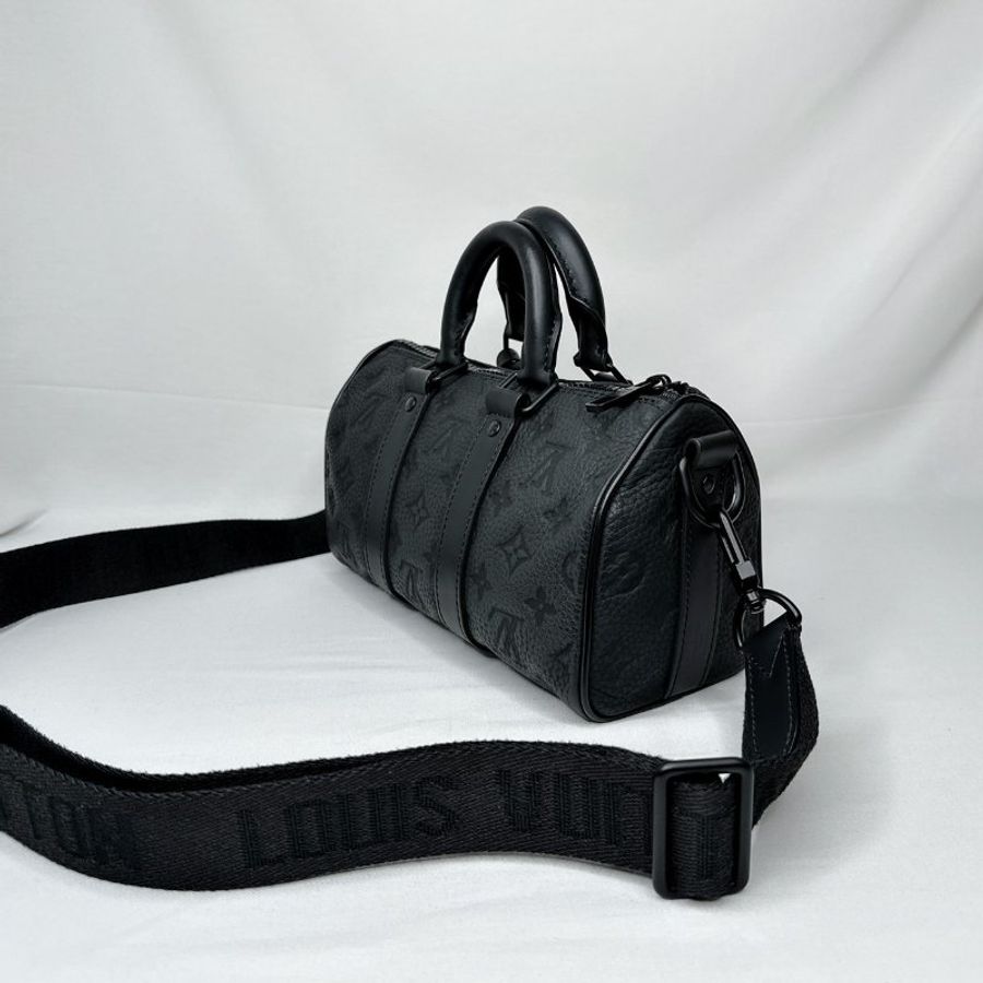 LV Keepall 25黑壓花牛皮斜背包-4