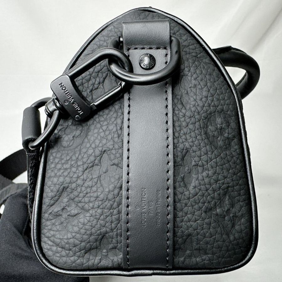 LV Keepall 25黑壓花牛皮斜背包-7