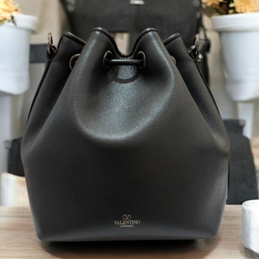 VALENTINO 黑色V LOGO小牛皮手提肩背抽繩水桶包/黑色*展品-1