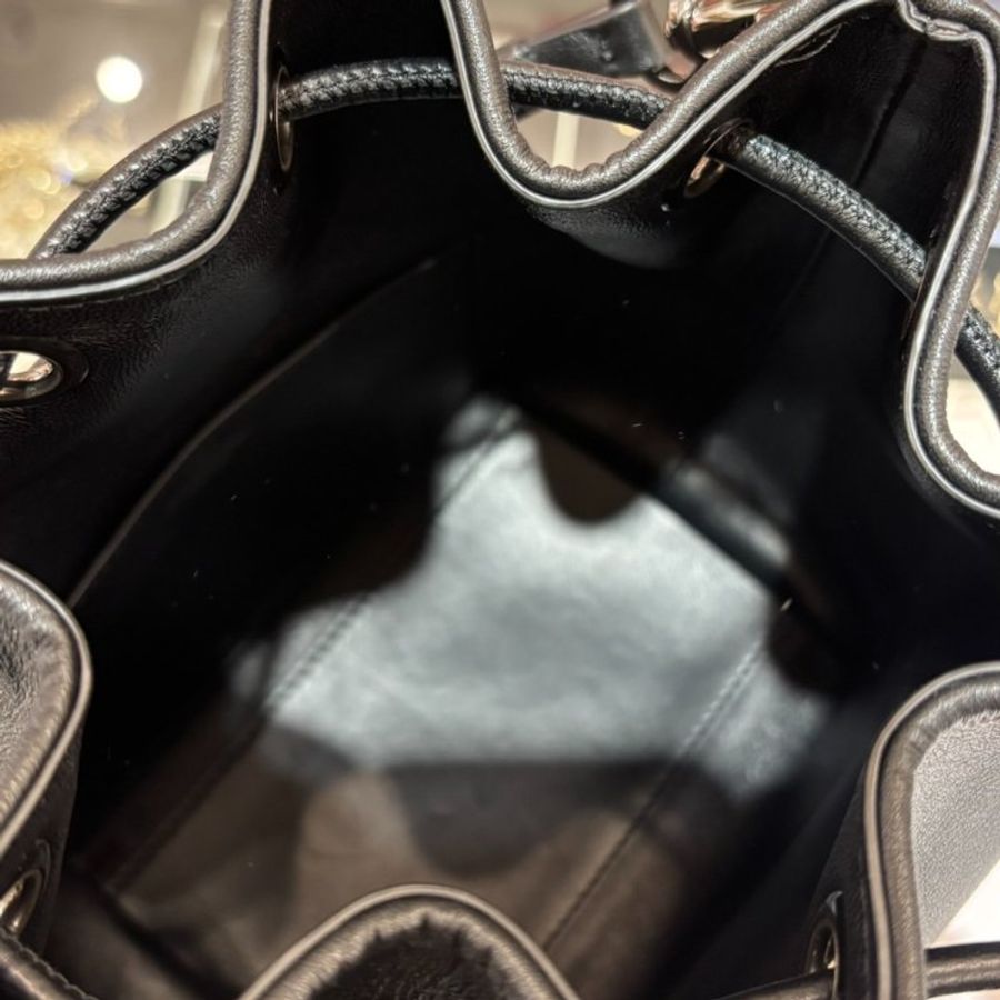 VALENTINO 黑色V LOGO小牛皮手提肩背抽繩水桶包/黑色*展品-4