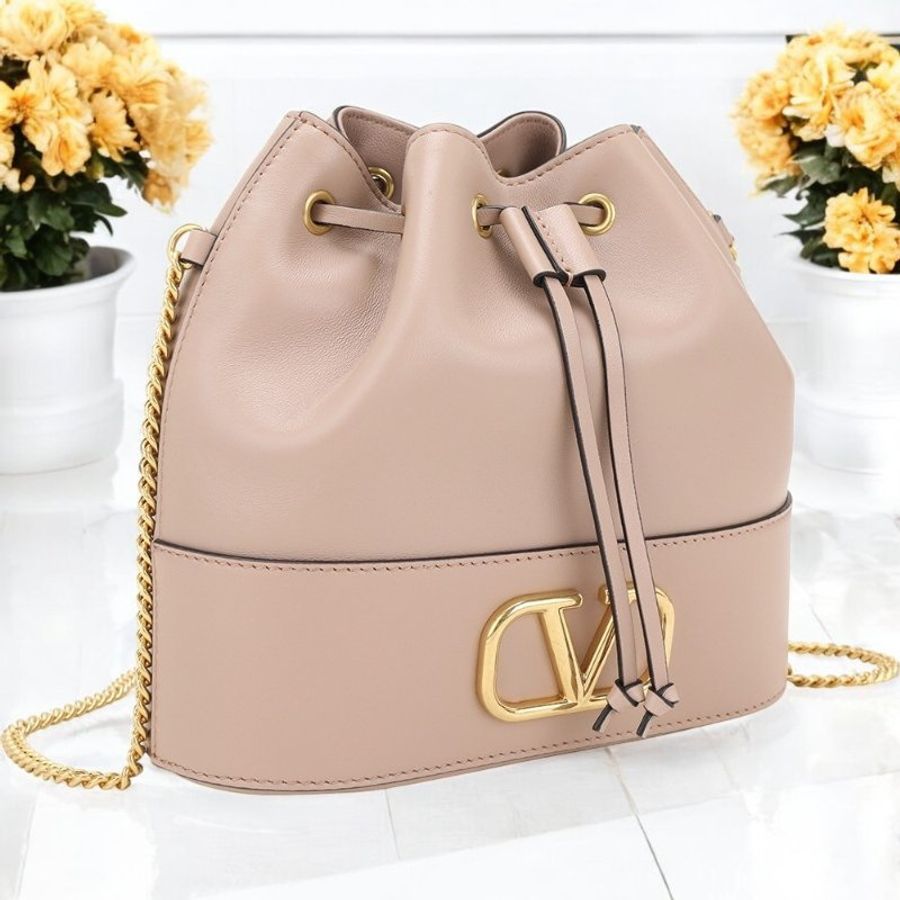 VALENTINO VLogo 小羊皮束口金色鍊帶水桶包/粉膚*展品-1