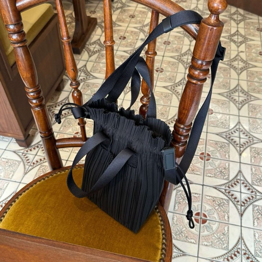 三宅一生 issey miyake Pleats please黑色褶皺側背包-1