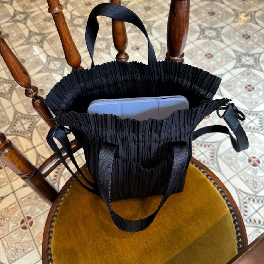 三宅一生 issey miyake Pleats please黑色褶皺側背包-2