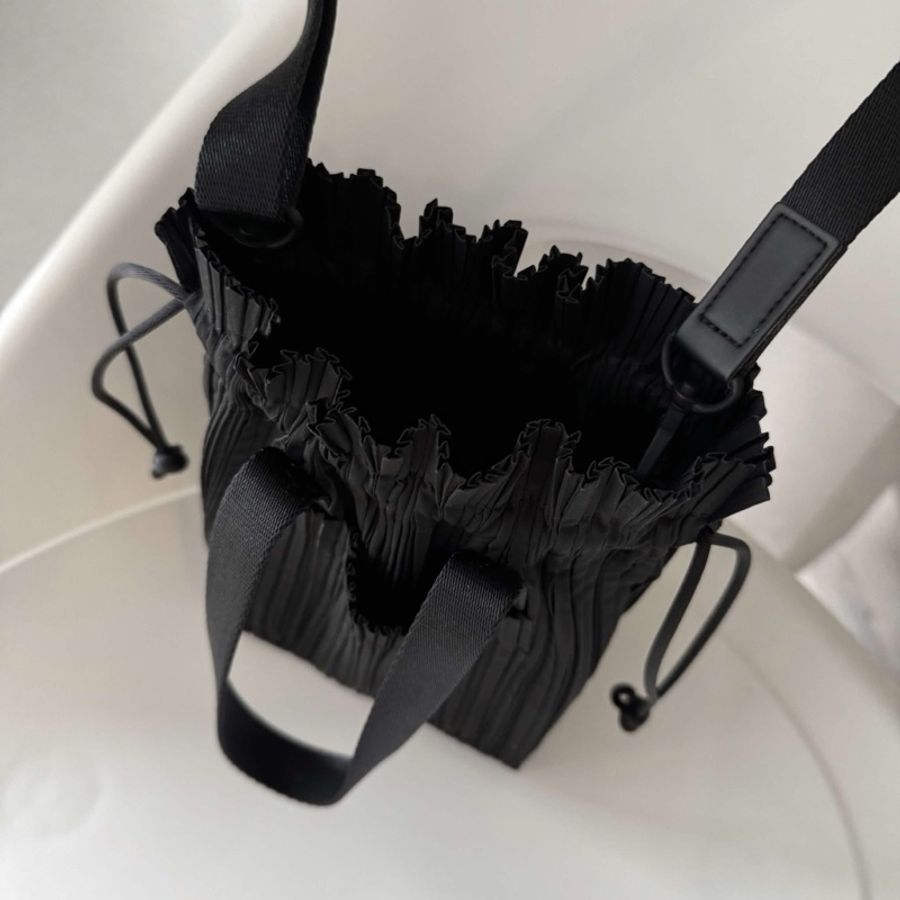 三宅一生 issey miyake Pleats please黑色褶皺側背包-4