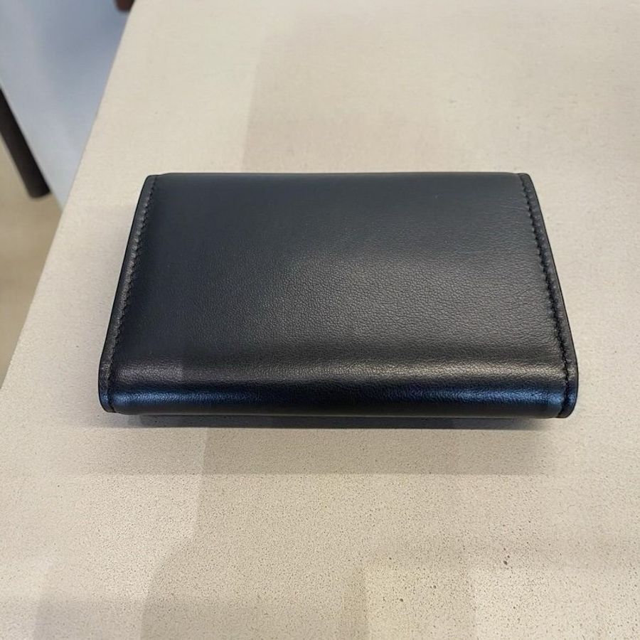 🎁母親節特價🎁Loewe Puffer Anagram 亮面納帕小牛皮錢包短夾 黑色《當季專櫃正售★全新商品 》-3