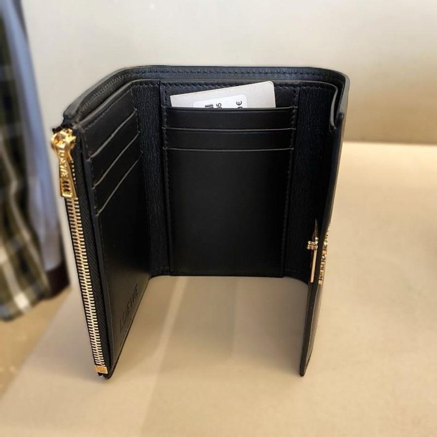 🎁母親節特價🎁Loewe Puffer Anagram 亮面納帕小牛皮錢包短夾 黑色《當季專櫃正售★全新商品 》-4