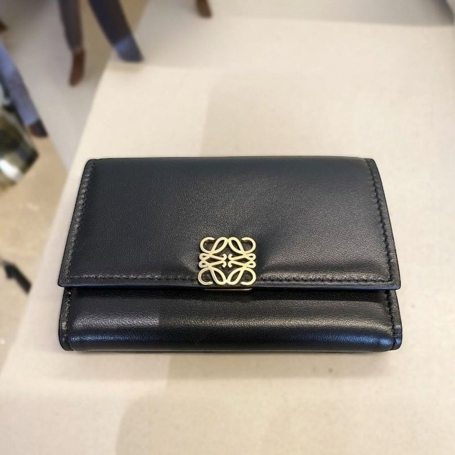 🎁母親節特價🎁Loewe Puffer Anagram 亮面納帕小牛皮錢包短夾 黑色《當季專櫃正售★全新商品 》-5