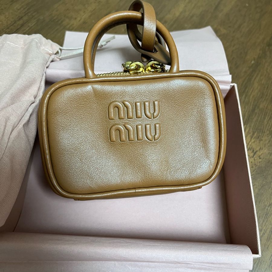 miu miu 公文包吊飾 焦糖色-0