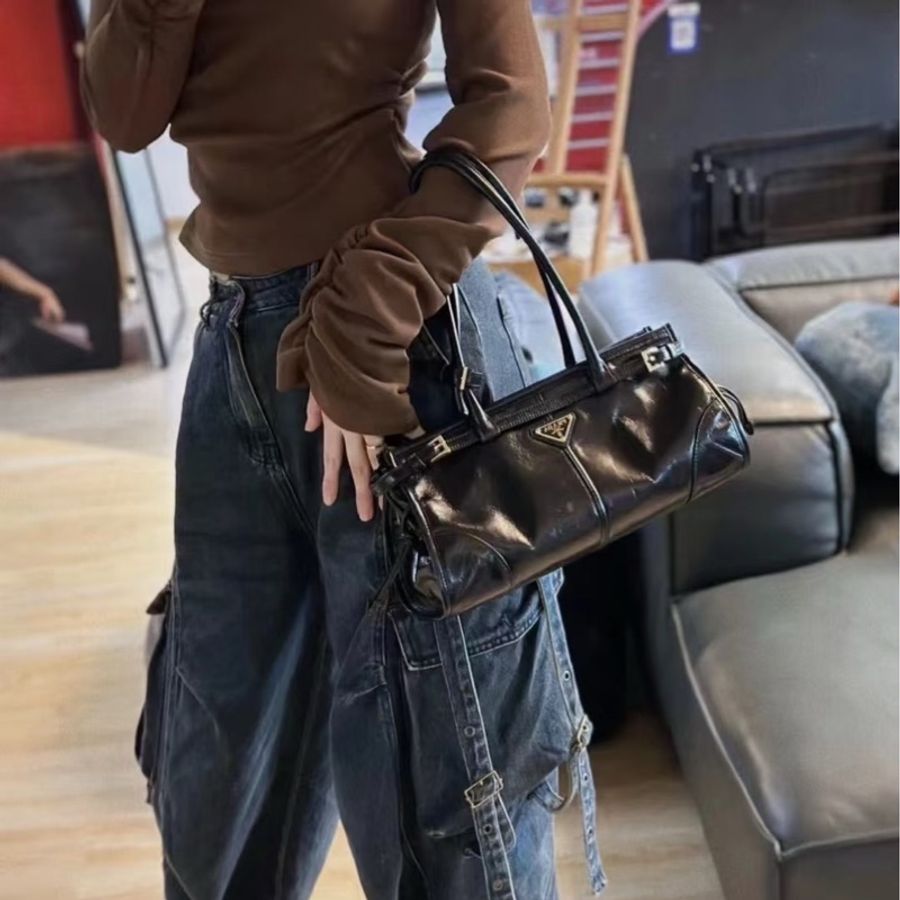 PRADA SoftLux 黑色油蠟皮革肩背包(小紅書爆款)-10
