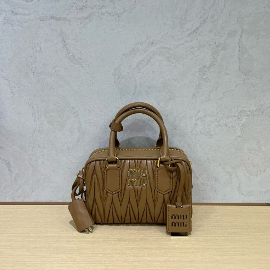 Miu Miu 5BB123 Arcadie 迷你納帕軟皮鎖頭包 焦糖駝色﻿《2025季度★全新商品 》-7