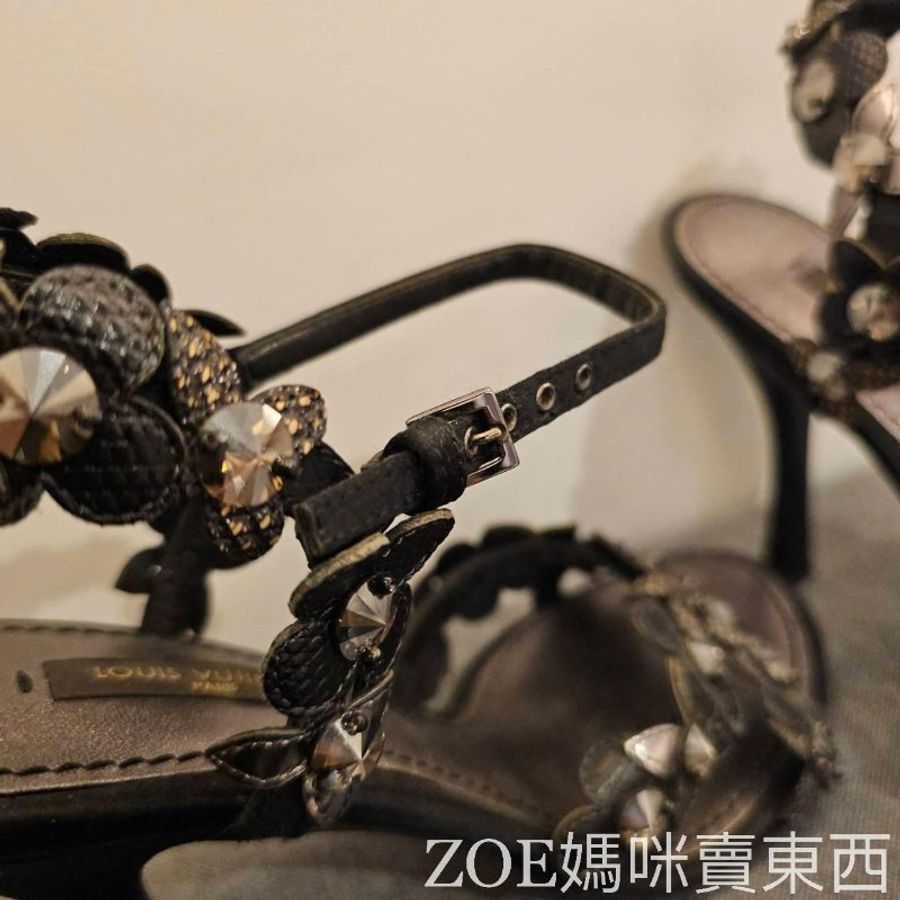 LV黑色緞面花朵造型亮片細根高跟鞋-8