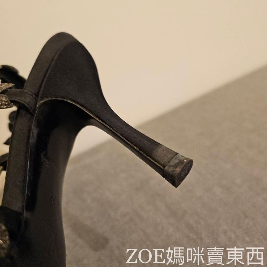 LV黑色緞面花朵造型亮片細根高跟鞋-9