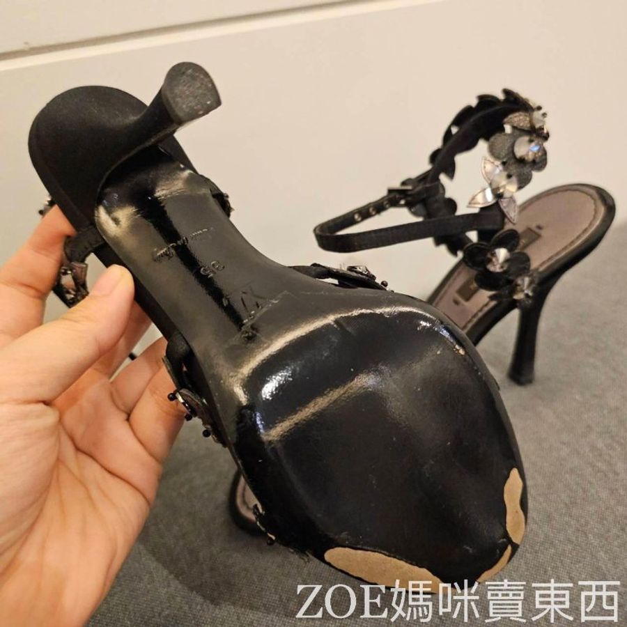 LV黑色緞面花朵造型亮片細根高跟鞋-10