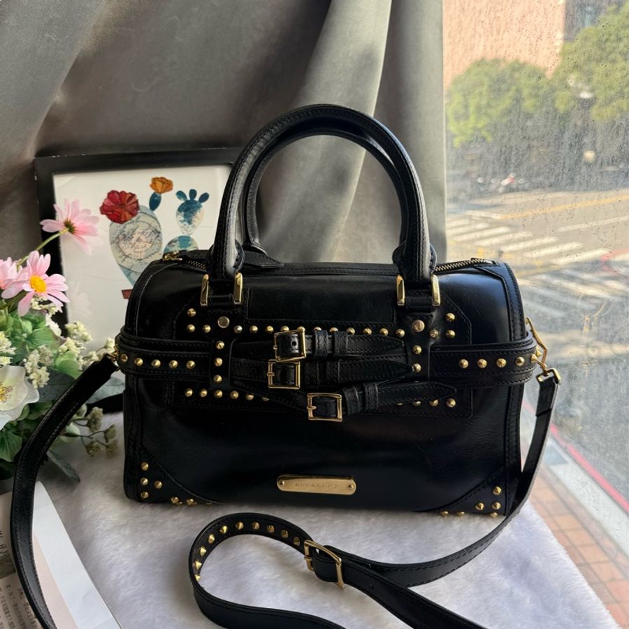 Burberry Alchester 鉚釘造型牛皮中款保齡球二用包(黑色)-1