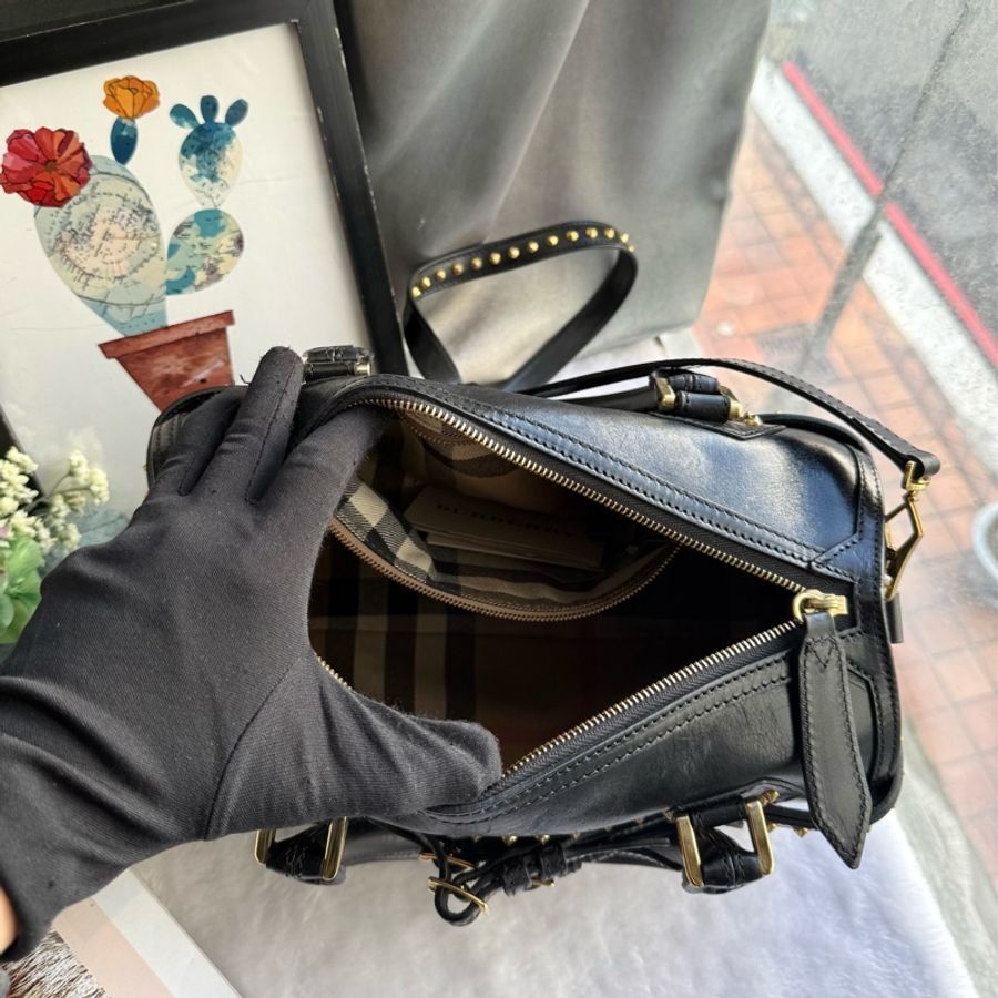 Burberry Alchester 鉚釘造型牛皮中款保齡球二用包(黑色)-6