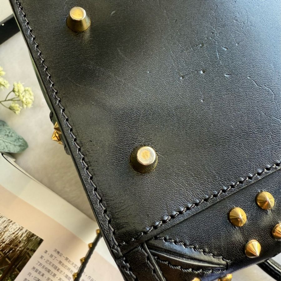 Burberry Alchester 鉚釘造型牛皮中款保齡球二用包(黑色)-27
