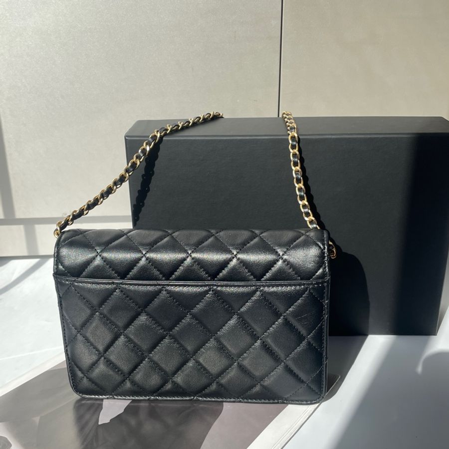 Chanel黑金羊皮字母woc-1