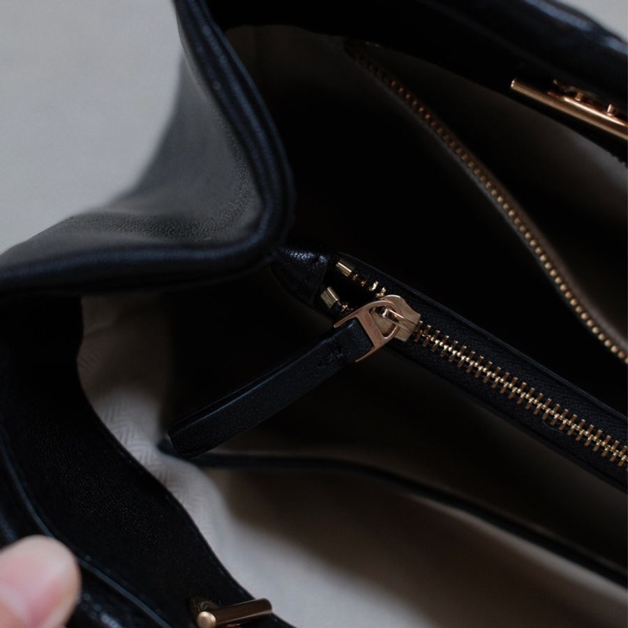 Toru Burch willa matte tote 黑金托特包-18