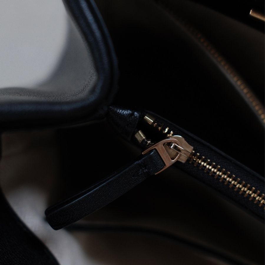 Toru Burch willa matte tote 黑金托特包-19