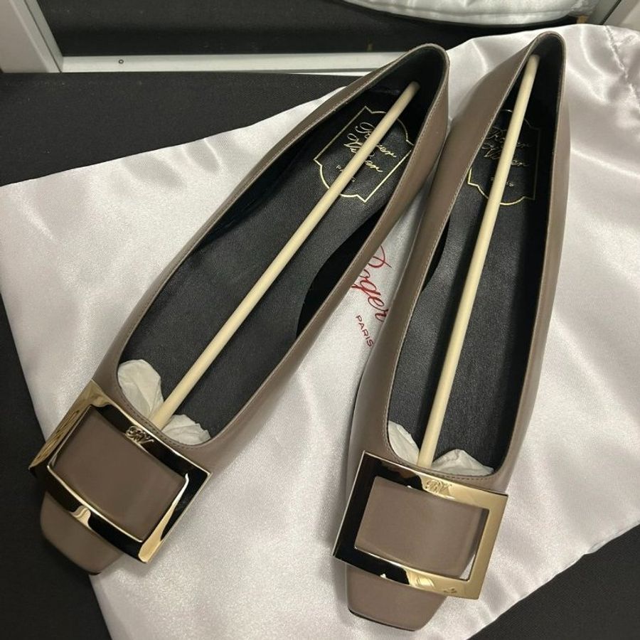 🎁母親節特價🎁Roger Vivier Trompette 金屬搭釦漆皮芭蕾平底鞋 大象灰 EU 35/36/36.5/39(購買請訊息告知需要尺寸)-2