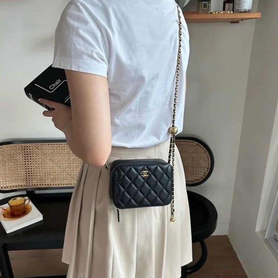 CHANEL 小羊皮金球相機包 - 迷你黑金-11
