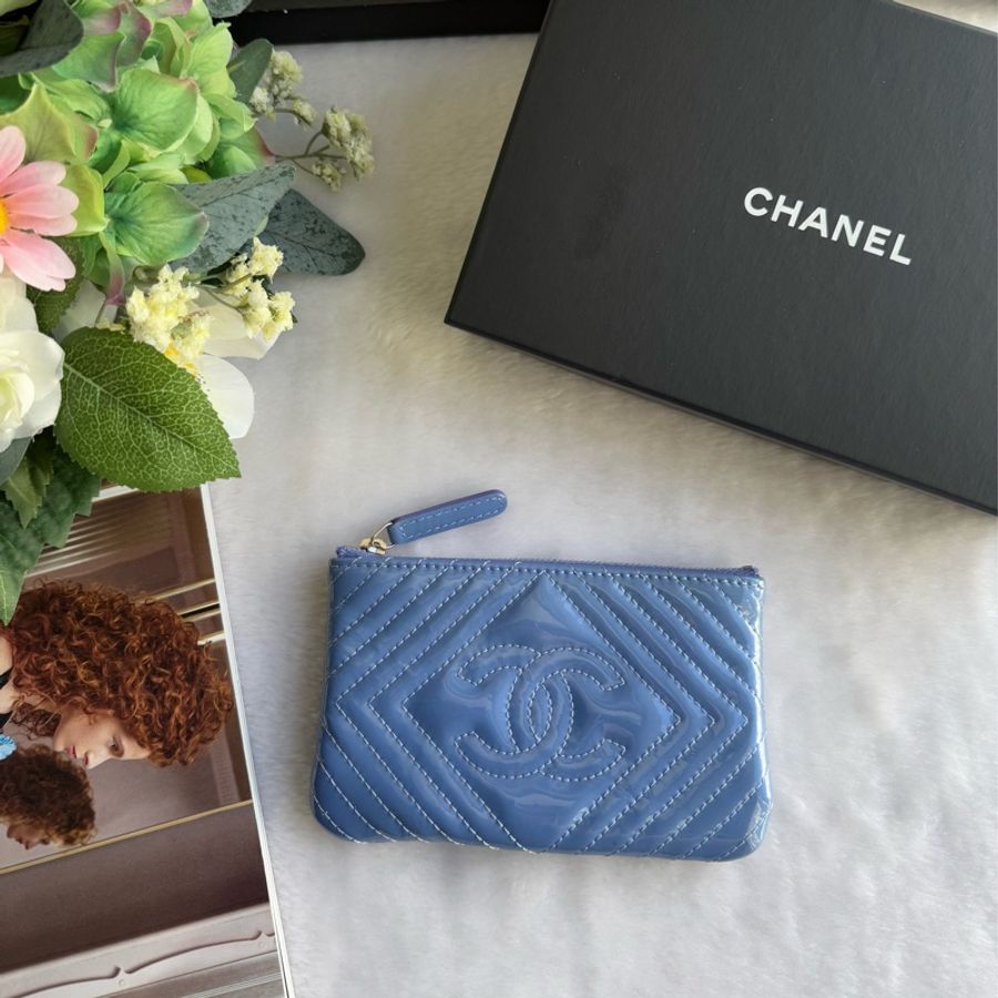 Chanel CC Logo 菱形縫線漆皮一字型拉鍊零錢包(藍紫色)-0
