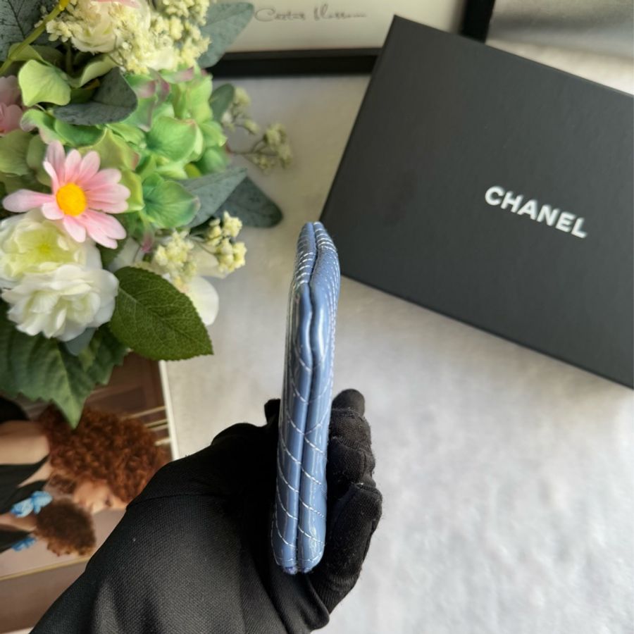 Chanel CC Logo 菱形縫線漆皮一字型拉鍊零錢包(藍紫色)-5