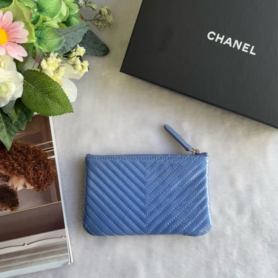Chanel CC Logo 菱形縫線漆皮一字型拉鍊零錢包(藍紫色)-6