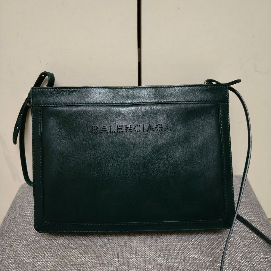 ‼️老娘最大🫅‼️通通降價再送好禮至5/11🎁㊣✨BALENCIAGA✨巴黎世家 綠色 羊皮 雷射 刻字 方包 相機包 斜背包 肩背包/二手包/二手精品/保證正品🌳二手樹屋🌳-1