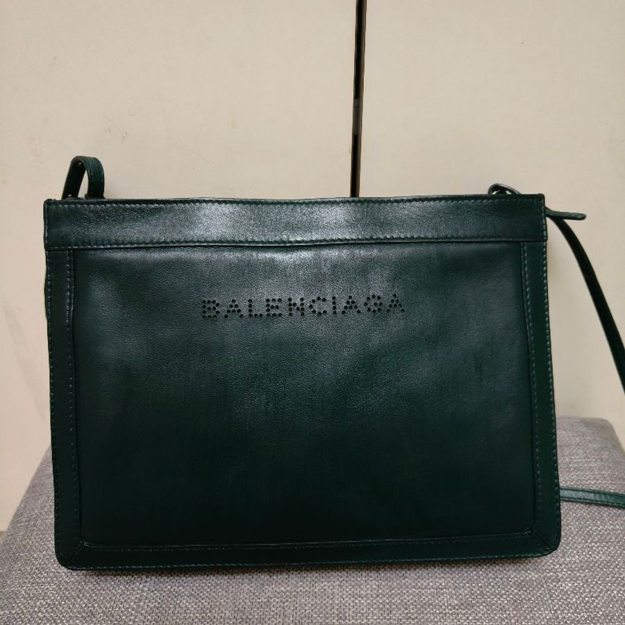 ‼️老娘最大🫅‼️通通降價再送好禮至5/11🎁㊣✨BALENCIAGA✨巴黎世家 綠色 羊皮 雷射 刻字 方包 相機包 斜背包 肩背包/二手包/二手精品/保證正品🌳二手樹屋🌳-2