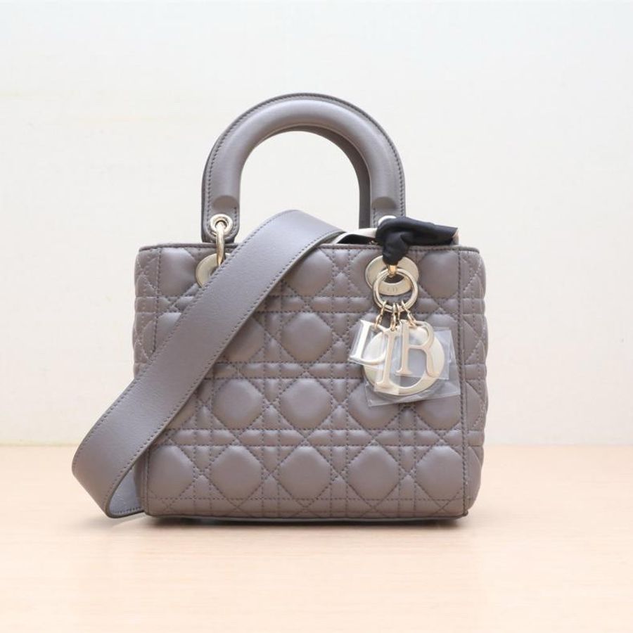 DIOR(迪奧) Lady Dior 戴妃包 四格 徽章肩帶 灰色  金扣-0