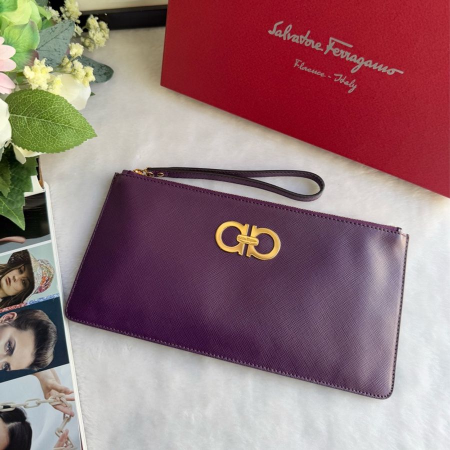Salvatore Ferragamo Gancini 防刮皮革拉鍊提把手拿包(山桑紫)-1
