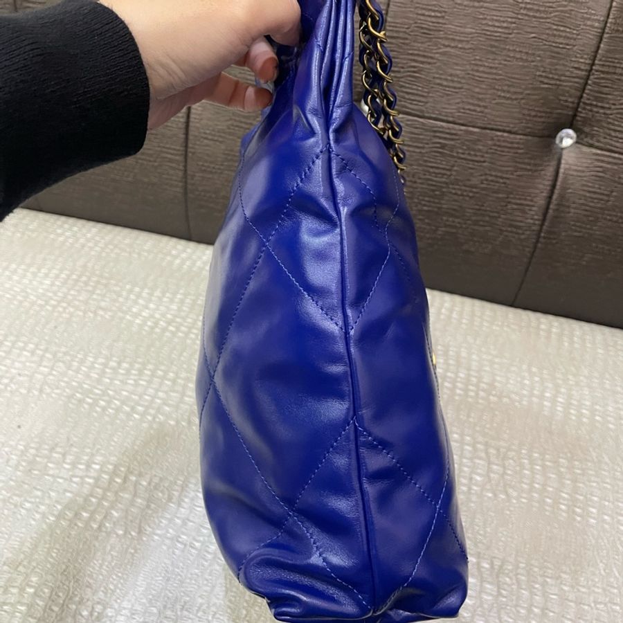 Chanel 閃電藍牛皮霧金釦小號22包-2