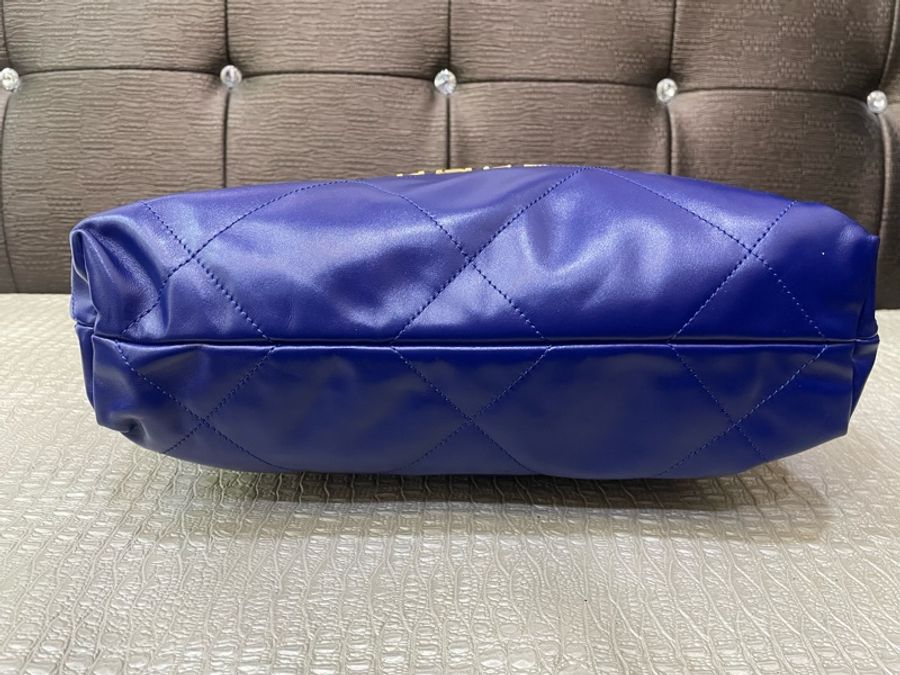 Chanel 閃電藍牛皮霧金釦小號22包-4