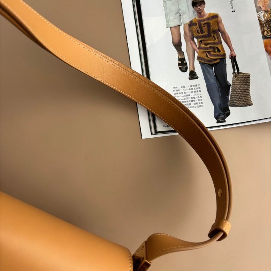 ::BURBERRY:: Olympia 奶茶棕吸釦半月包 腋下包 斜背包-23