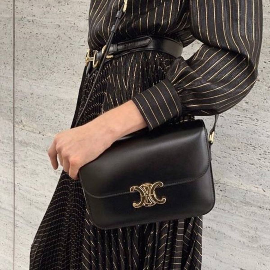 🎉新品好折扣✨Celine 187363 亮面小牛皮中型Triomphe 凱旋門包 黑色-12