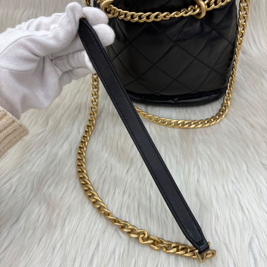 Chanel AS3116 黑羊皮黑金琺瑯釦束口水桶包 斜背包 手提包-12
