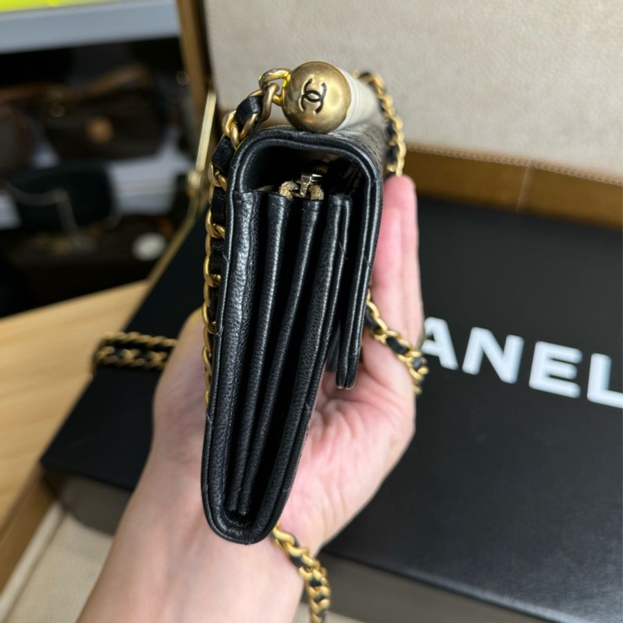 CHANEL 黑小牛皮珍珠仿古金WOC/ Wallet Pochette長夾鏈包❤️🔥質感好物-10