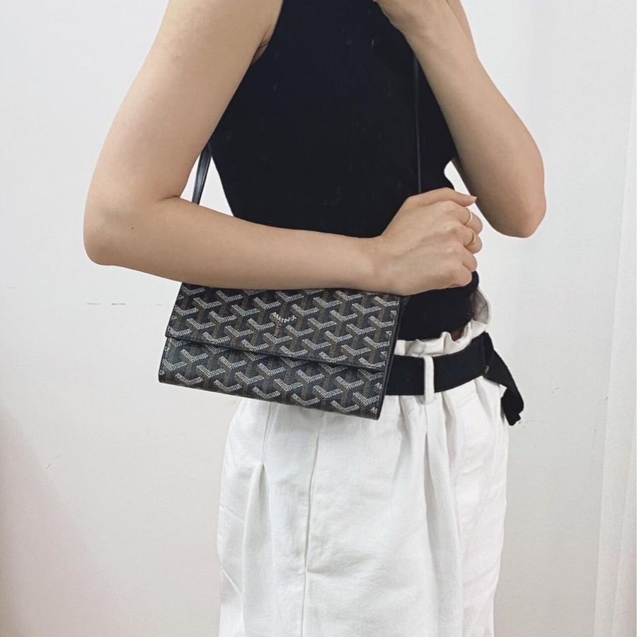 戈雅 Goyard Varenne 經典LOGO防水帆布翻蓋信封包 WOC 斜背包(黑棕)-1