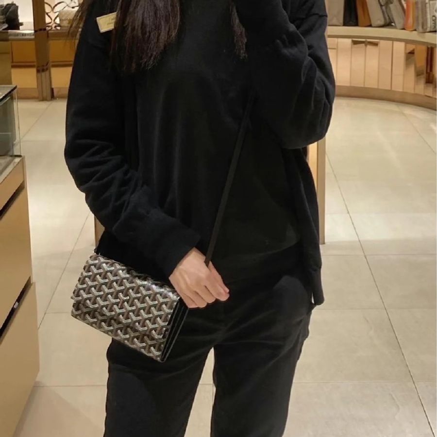 戈雅 Goyard Varenne 經典LOGO防水帆布翻蓋信封包 WOC 斜背包(黑棕)-2