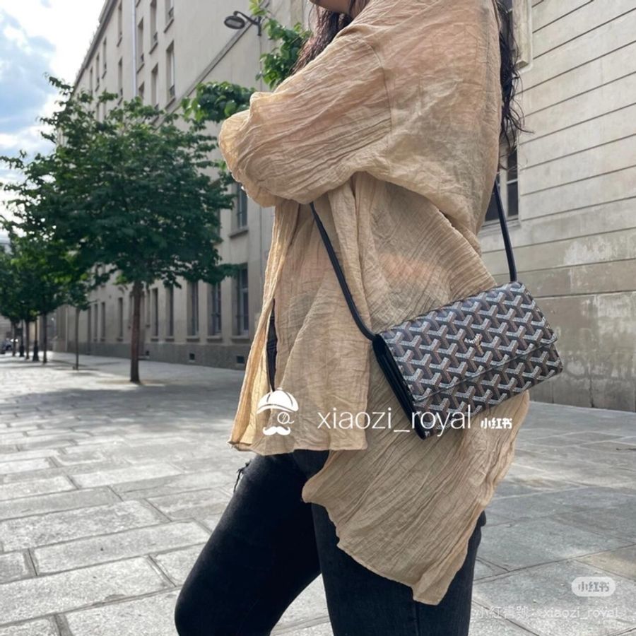 戈雅 Goyard Varenne 經典LOGO防水帆布翻蓋信封包 WOC 斜背包(黑棕)-3