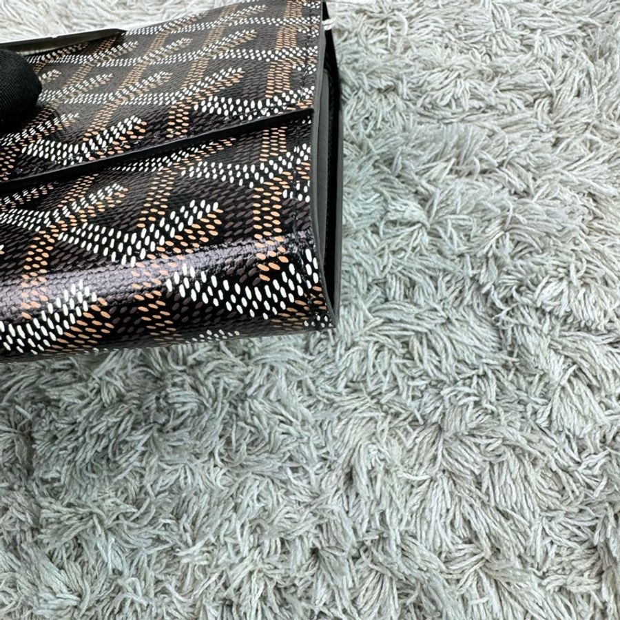 戈雅 Goyard Varenne 經典LOGO防水帆布翻蓋信封包 WOC 斜背包(黑棕)-15
